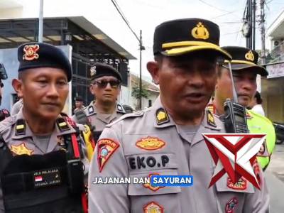 Anggota polres Kudus bersama team JIBOM BRIMOB Pati mendatangi TKP benda yg mencurigakan  di gereja