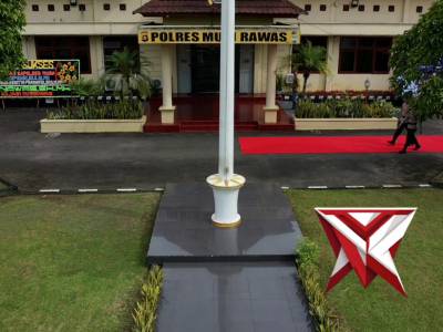 polres musi rawas melaksanakan apel pagi di polres musi rawas