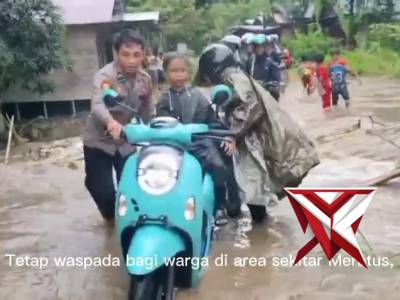 Anggota Polsek BAS sigap bantu evakuasi warga dan sepeda motor yang terjebak banjir