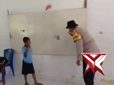 Bhabinkamtibmas negeri oma memberikan pelajaran di sekolah
