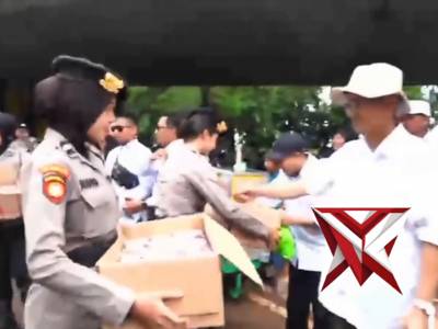 Personel Polri membagikan air mineral dan makanan ringan kepada para peserta aksi demo