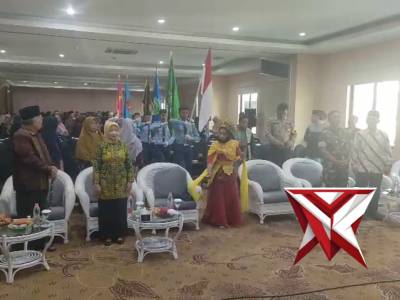 Mwnghadiri kelulusan sekolah