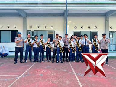 Apel Pengibaran Bendera di Sekolah MBS Ds. Mojotengah  Kec. Bareng di halaman Sekolah