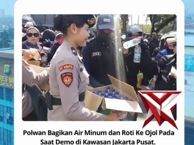POLWAN BAGIKAN AIR MINUM DAN ROTI DI KAWASAN JAKARTA PUSAT