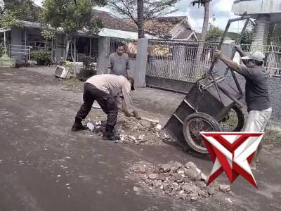 Anggota Polsek Jatiroto membantu masyarakat - PoliceTube