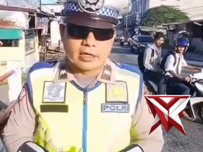 Di tengah kesibukan mengatur arus lalu lintas pagi, personel Ditlantas Polda Kepulauan Bangka Belitu