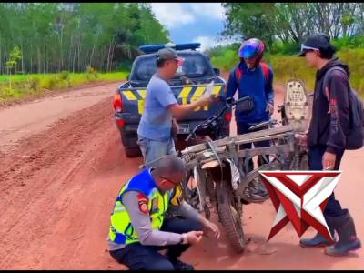 Aipda Pitoyo dan Briptu Krisma saat sedang melaksanakan Patroli diperbatasan melihat pengendara sep - PoliceTube