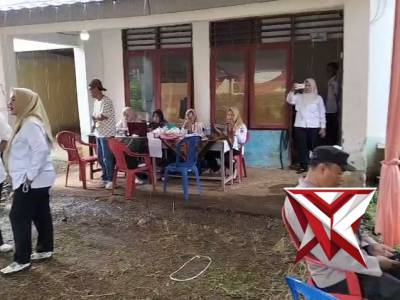 POLSEK PAJAR BULAN - ANGGOTA POLSEK PAJAR BULAN MELAKSANAKAN GIAT PENGAMANAN PASAR MURAH - PoliceTube