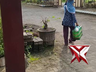 Anggota Polsek Jatiroto membantu masyarakat