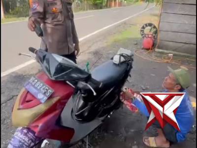 Bhabinkamtibmas Polsek Pengandonan memberikan Himbauan tertib berlalu lintas