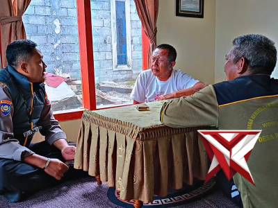 Bhabinkamtibmas mendatangi ke rumah warga untuk melakukan mediasi