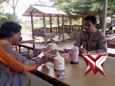 Bhabin Polsek Ujungpangkah Intensifkan Patroli Sambang, Jaga Kamtibmas di Tengah Warga