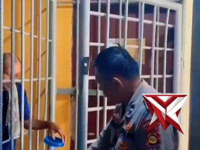 Cek ruang tahanan ??