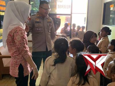 Personil Polsek Citeureup menerima Kunjungan Polisi Sahabat Anak SDN 06 Citeureup