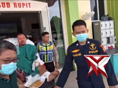 Evakuasi korban yang laka lantas yang selamat Bus ALS dan truk tangki dari RS. Rupit Muratara ke RS. - PoliceTube