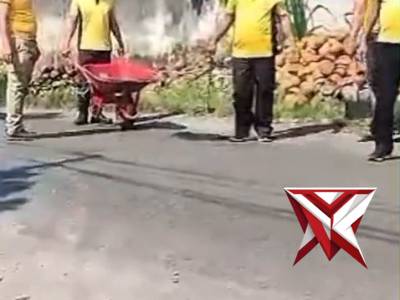 Polsek Purwoasri Polres Kediri bersama masyarakat melaksanakan kegiatan penambalan jalan berlubang