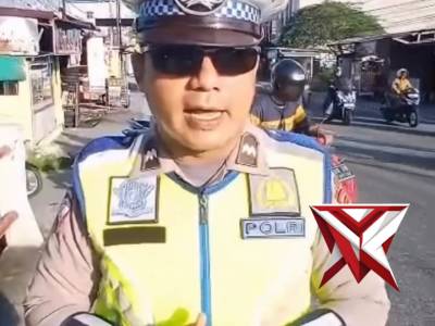 Polantas memberikan Pelayanan kepada masyarakat