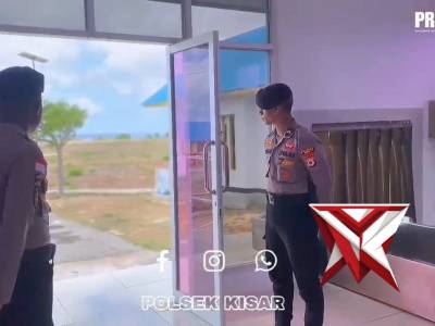 Personil polsek kisar laksanakan pengamanan di bandar udara john becker kisar