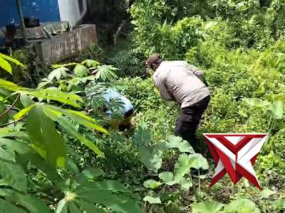 Anggota Polsek Jatiroto membantu masyarakat
