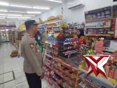 Kapolsek Alian melaksanakan giat patroli dialogis menyampaikan pesan kamtibmas kepada karyawan toko