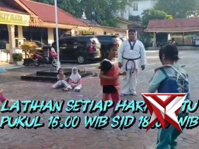 POLSEK BUKIT RAYA MEMBERIKAN FALISITAS LES TAEKWONDO GRATIS KEPADA MASYARAKAT