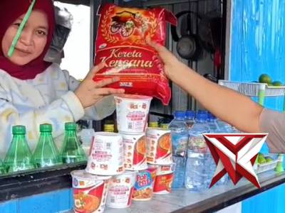 Polsek Kedunggalar melaksanakan kegiatan berbagi beras kepada masyarakat - PoliceTube