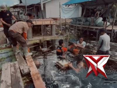Semangat gotong royong ditunjukkan personel Brimob Polda Riau bersama masyarakat dalam percepatan - PoliceTube