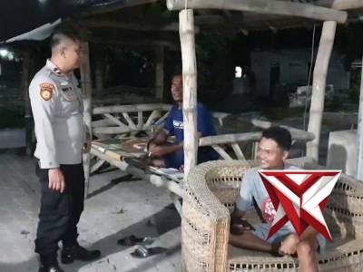 Anggota Bhabin Polsek Ujungpangkah Patroli Sambang  Warga