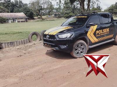 (07) anggota Polsek BTS ulu polres Musi Rawas memberikan polisline ditempat yang rawanlaka