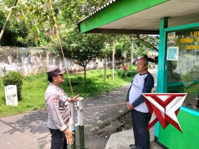 Anggota Polsek Klakah melaksanakan patroli di tempat wisata - PoliceTube