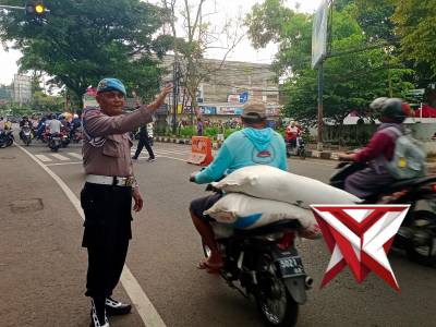 Kapolsek Tumpang Instruksikan Anggota Rutin Laksanakan Yanmas Pengaturan Lalu Lintas di Jam Padat