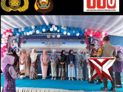 AB 14. Bhabinkamtibmas hadir dalam acara pelepasan dan penyerahan kembali siswa/siswi kelas IX SMP N