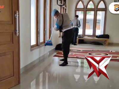Sie Propam Polresta Todore laksanakan bakti sosial membersihkan tempat ibadah di masjid Al- Hidayah - PoliceTube