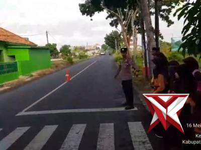 PENGATURAN ARUS LALU LINTAS DI DEPAN SEKOLAH MIN KONANG - PoliceTube