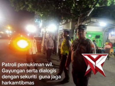 Polsek Gayungan melakukan patroli pemukiman di wilayah Gayungan