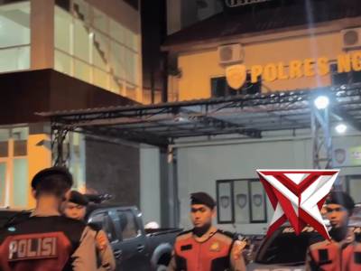 personel Sat Samapta melaksanakan patroli Harkamtibmas di seputaran titik-titik keramaian - PoliceTube