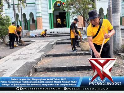 Polres Probolinggo Menggelar Bakti Sosial Kebersihan di Masjid Aminah Mukri Kraksaan