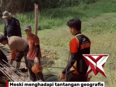 Semangat gotong royong ditunjukkan personel Brimob Polda Riau bersama masyarakat dalam percepatan.