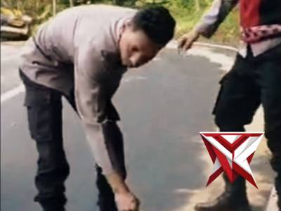 Anggota Polsek Pacitan melaksanakan kegiat penutupan bekas ceceran oli dengan menggunakan serbuk ger - PoliceTube