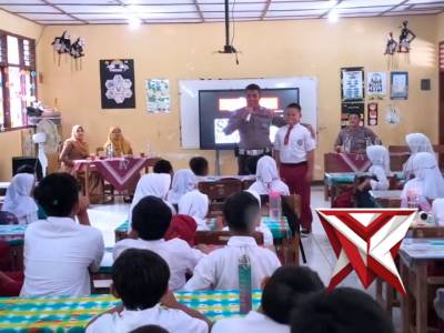Polsek Karangmojo melaksanakan pembinaan Cegah Bullying dan Tertib Berlalu Lintas di SDN Candibaru 1