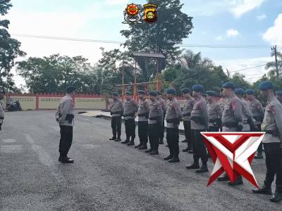 Peduli Keselamatan Warga, Personel Batalyon B Pelopor Perbaiki Jembatan Penghubung