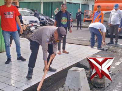 Bhabinkamtimas kelurahan Pasar ll beserta Lurah dan stap kelurahan gotong royong - PoliceTube
