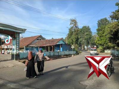 Polisi Hadir, Pagi Hari Anak Sekolah Aman Menyeberang
