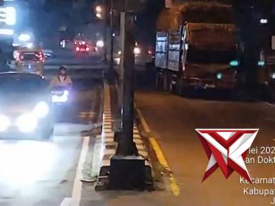 Anggota unit Lalu Lintas Polsek Lawang pengaturan arus lalin contra flow arah surabaya malang