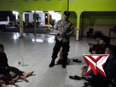 Patroli polsek ngariboyo dialogis dengan siswa PSHT di balai desa balegondo - PoliceTube
