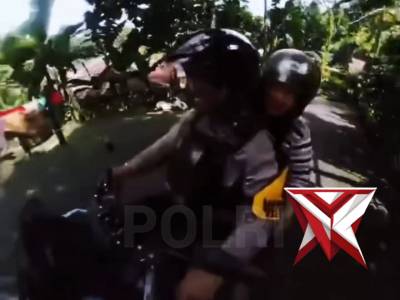 Di tengah perjalanan menuju desa, langkah personel Polri di Pangkep, Sulawesi Selatan sejenak.