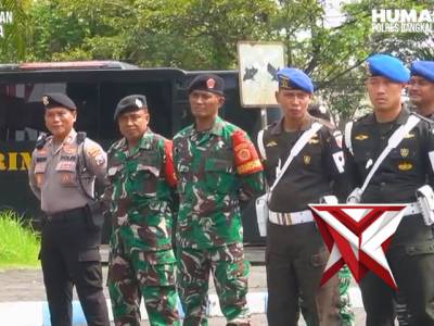 PENGAMANAN PERTANDINGAN SEPAK BOLA BRI LIGA 1 ANTARA MADURA UNITED FC VS PSM MAKASSAR DI STADION GEL