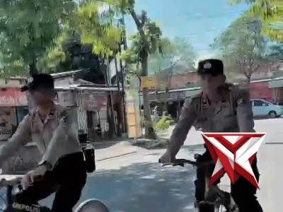 Sat Samapta melaksanakan patroli bersepeda di seputaran titik-titik keramaian - PoliceTube