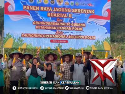 Mendukung Ketahanan Pangan Nasional, Kapolres Batu Hadiri Panen Raya Jagung di Songgokerto ?? - PoliceTube