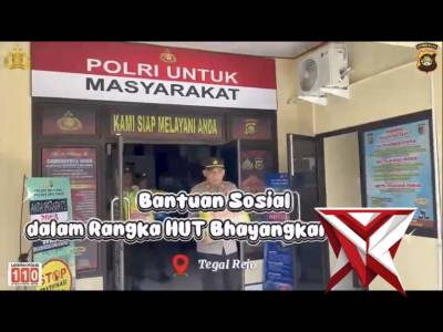 Kapolsek Belitang I bersama anggota melaksanakan Bantuan Sosial dalam rangka menyambut HUT Bhayangka - PoliceTube